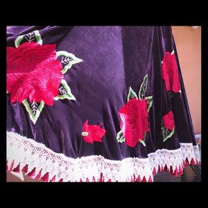 Vintage Collection Embroidered skirt | L (NWOT)